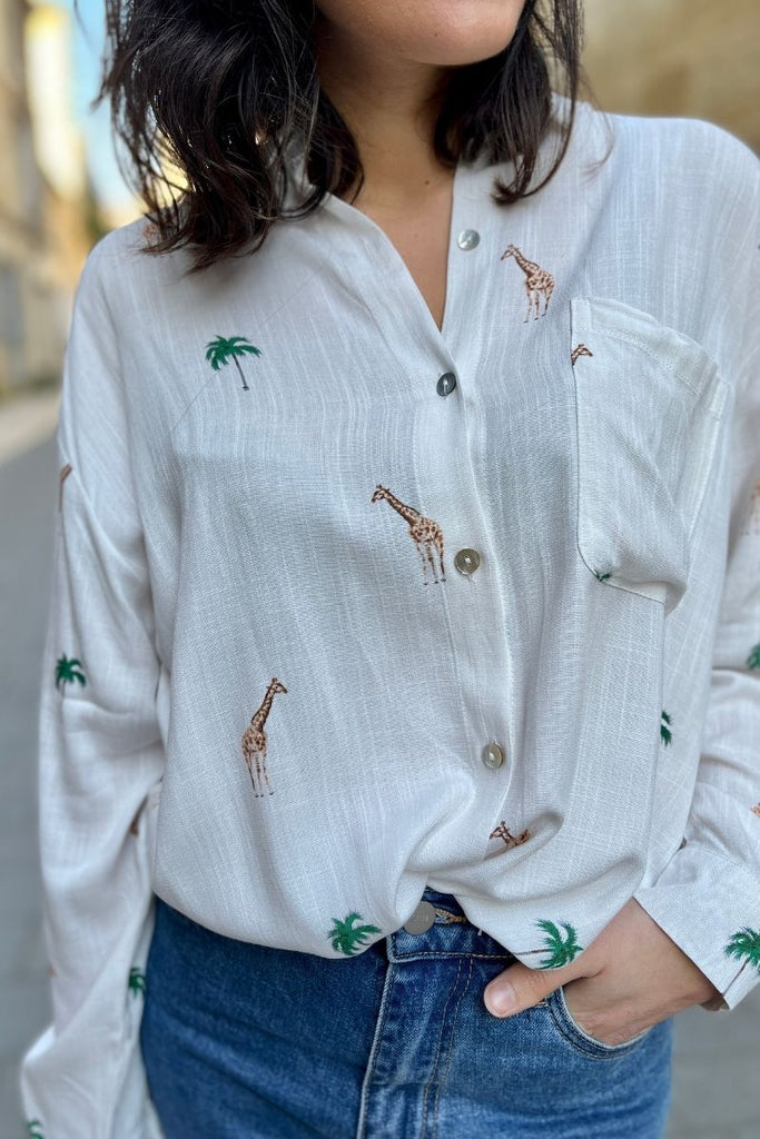 Chemise Safari, couleur écrue, manches longues, col chemise, patte de boutonnage sur le devant, matière lin et coton