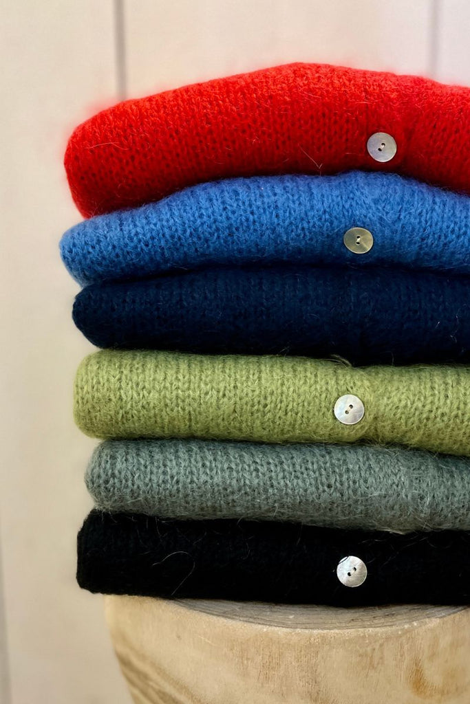 Gilet Claire, disponible en plusieurs coloris, manches longues, pattes de boutonnage sur le devant