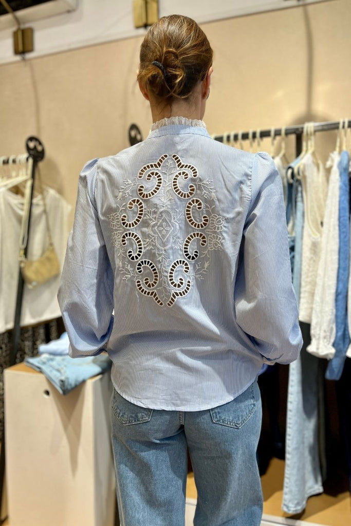 Blouse Charlie, couleur bleu, matière coton, col rond détail broderie