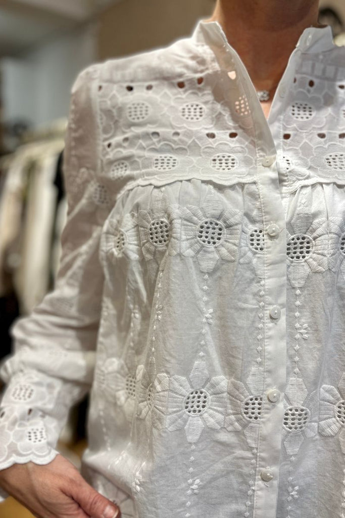 Blouse Constance, couleur écru, manches longues, patte de boutonnage, matière broderie