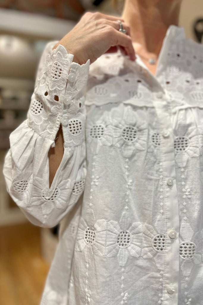 Blouse Constance, couleur écru, manches longues, patte de boutonnage, matière broderie