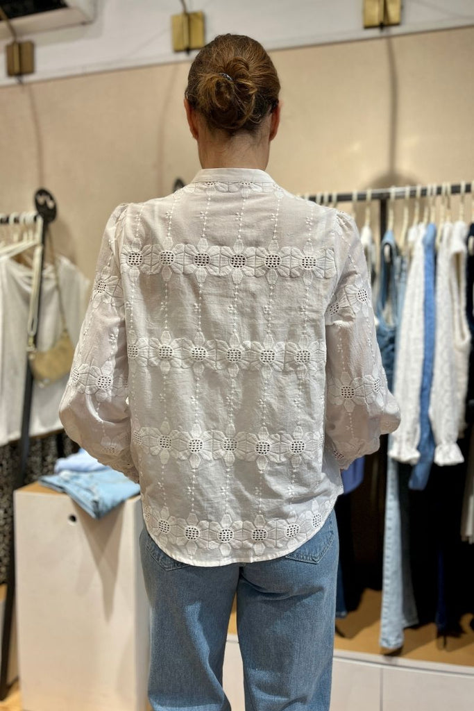 Blouse Constance, couleur écru, manches longues, patte de boutonnage, matière broderie