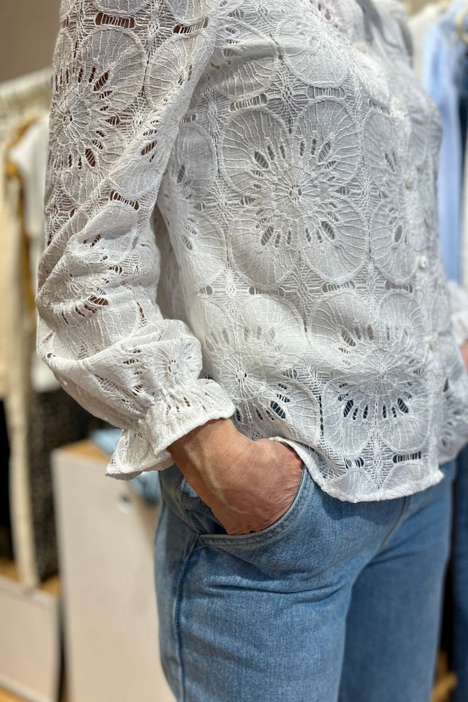 Blouse Elena, couleur ecru, matière dentelle, encolure ronde, manches longues, patte de boutonnage sur le devant