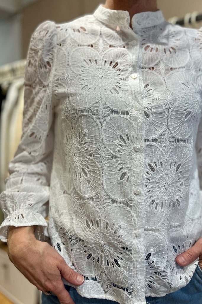 Blouse Elena, couleur ecru, matière dentelle, encolure ronde, manches longues, patte de boutonnage sur le devant