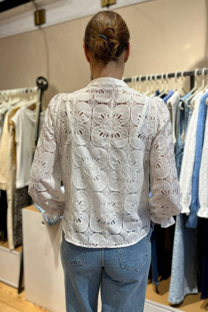 Blouse Elena, couleur ecru, matière dentelle, encolure ronde, manches longues, patte de boutonnage sur le devant
