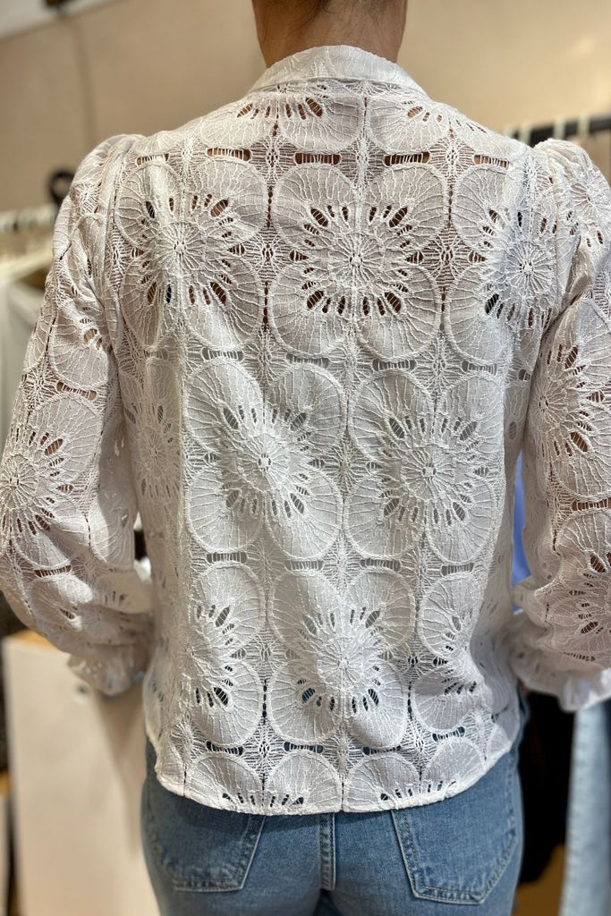 Blouse Elena, couleur ecru, matière dentelle, encolure ronde, manches longues, patte de boutonnage sur le devant