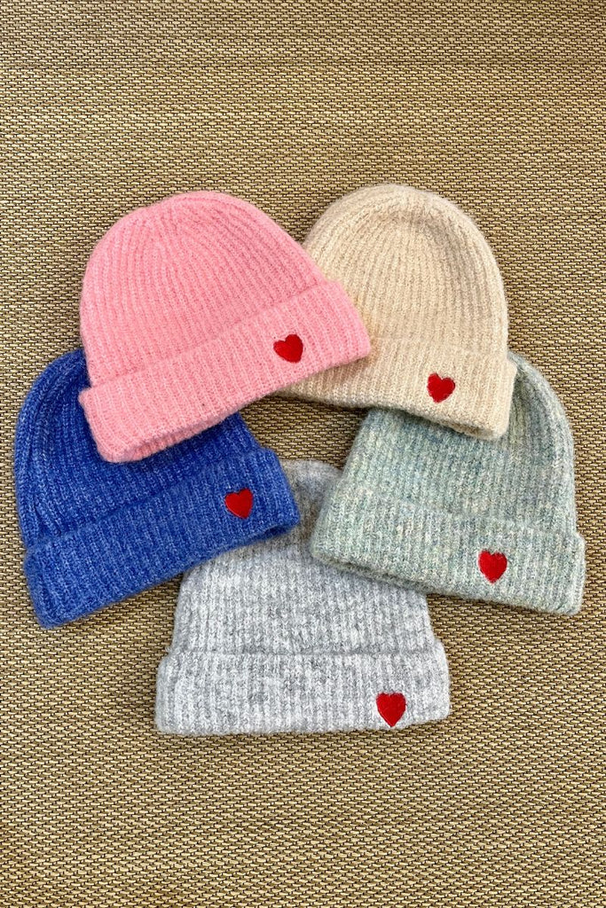 Bonnet Amour, 5 coloris différents : bleu, rose, gris, beige et vert amande, détail coeur rouge, matière contenant de la laine