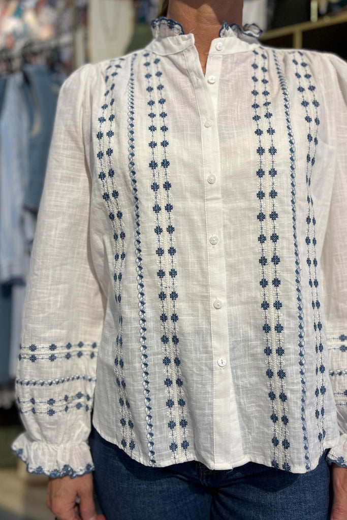 Chemise Eleonore, couleur ecru, manches longues, détails broderies