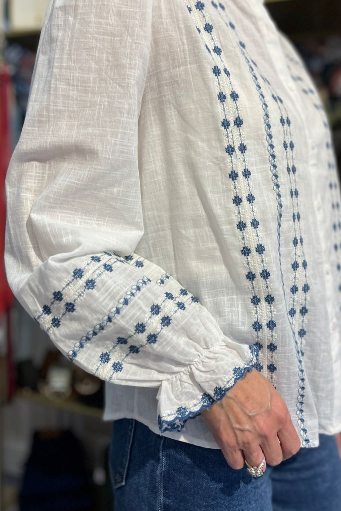 Chemise Eleonore, couleur ecru, manches longues, détails broderies