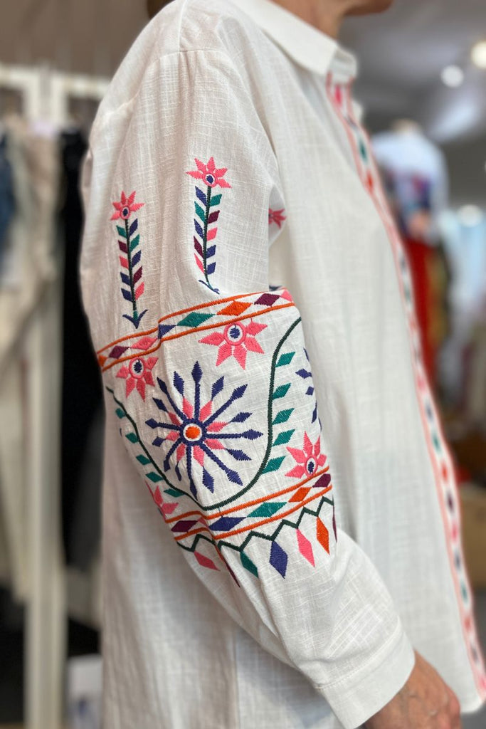 Chemise Maddy, couleur écru, empiècements brodés multicolore, manches longues, col chemise