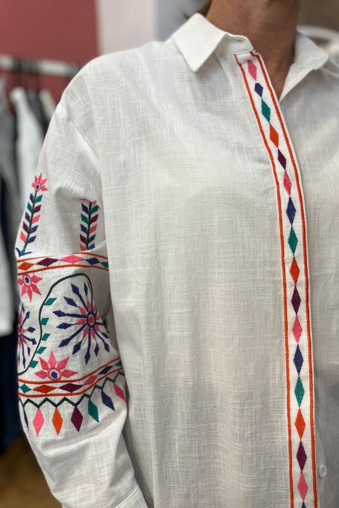 Chemise Maddy, couleur écru, empiècements brodés multicolore, manches longues, col chemise
