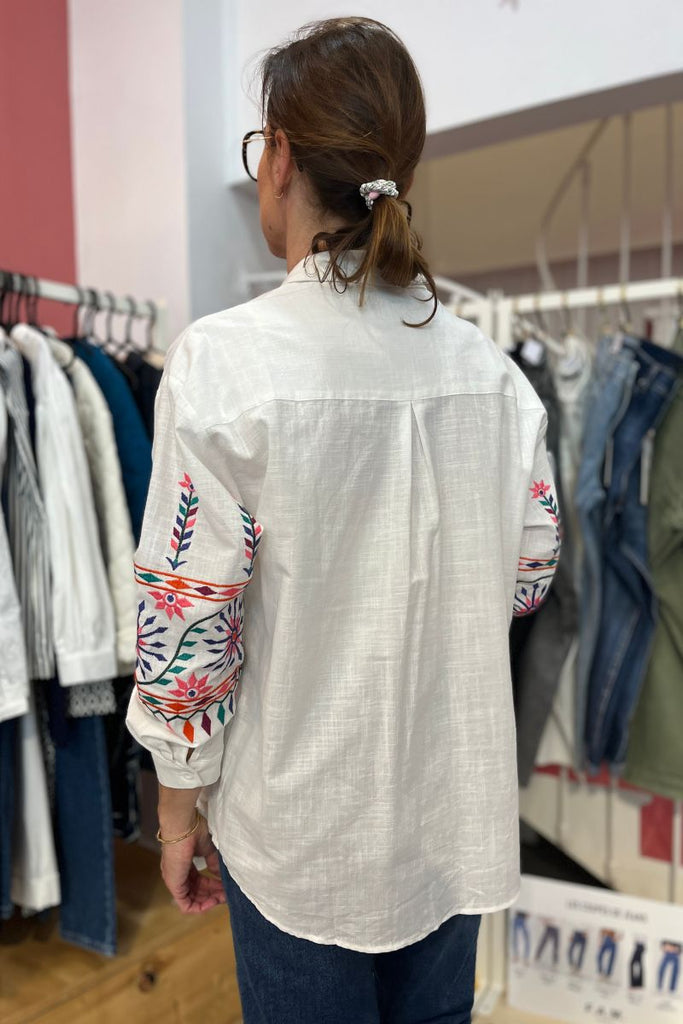 Chemise Maddy, couleur écru, empiècements brodés multicolore, manches longues, col chemise
