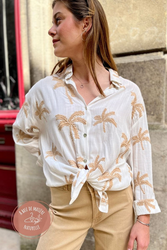 Chemise Naya, couleur sable, manches longues, col chemise, détails palmiers brodés, patte de boutonnage sur le devant, coupe ovrsize
