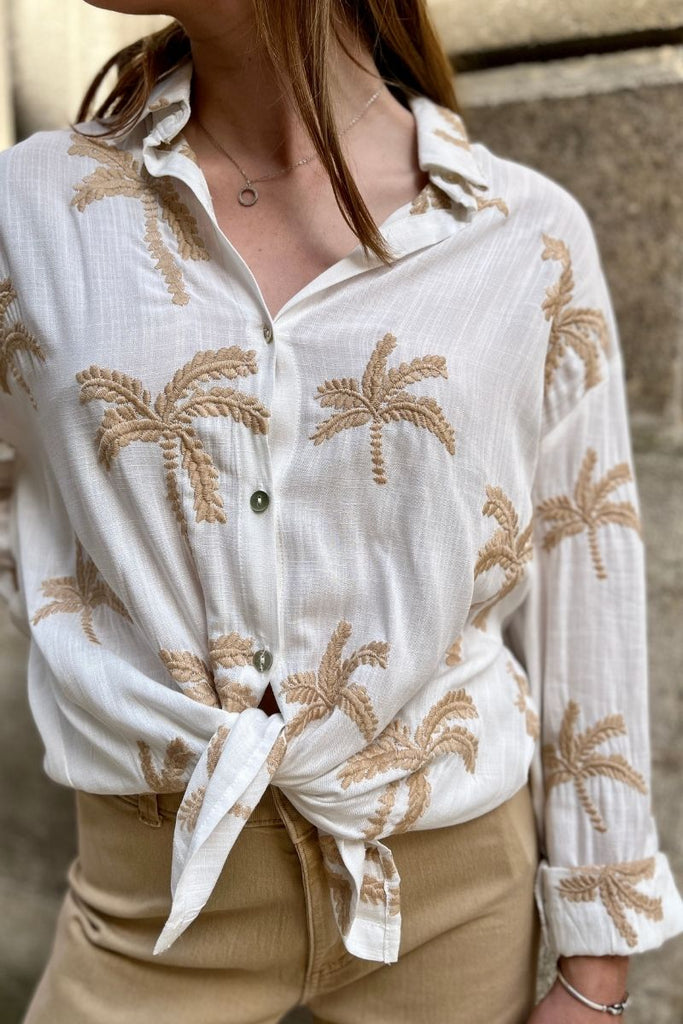 Chemise Naya, couleur sable, manches longues, col chemise, détails palmiers brodés, patte de boutonnage sur le devant, coupe ovrsize