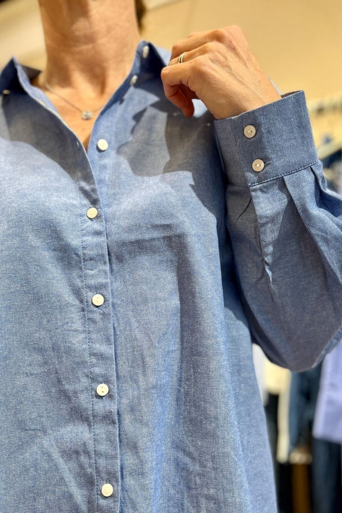 Chemise Vidrisa, couleur bleu, marque Vila, manches longues, col chemise, détail "beautiful", patte de boutonnage sur le devant, coupe oversize