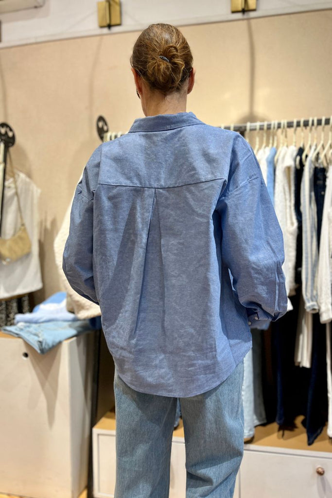 Chemise Vidrisa, couleur bleu, marque Vila, manches longues, col chemise, détail "beautiful", patte de boutonnage sur le devant, coupe oversize