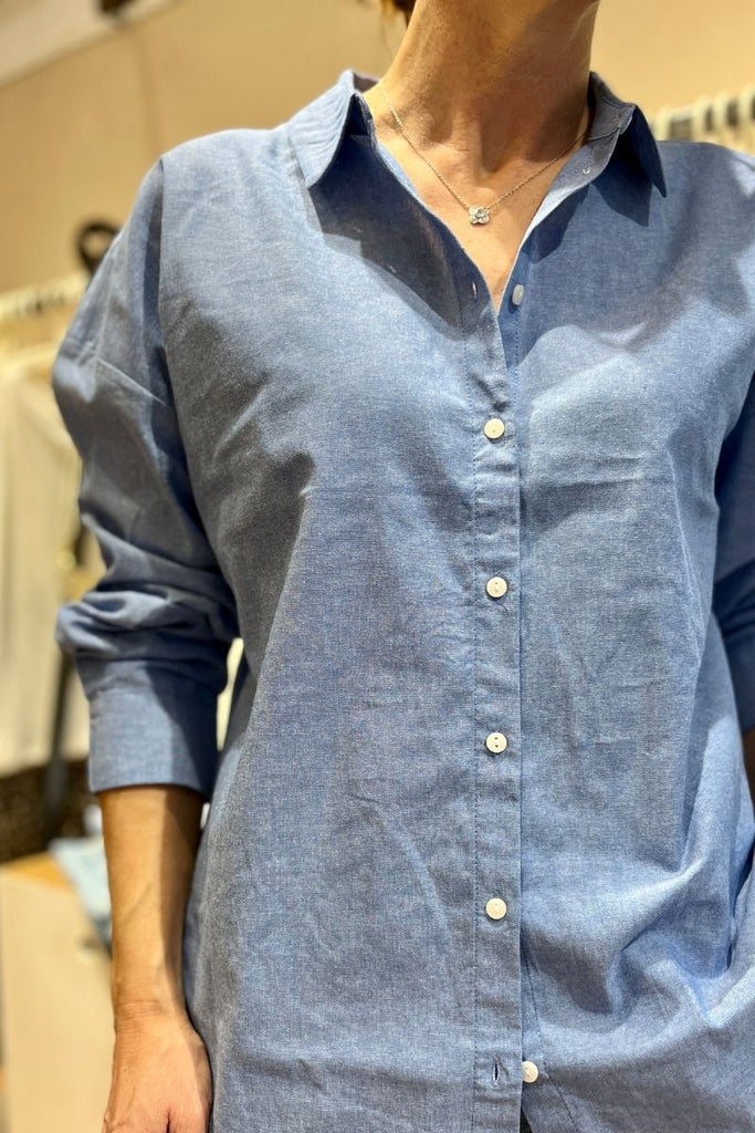 Chemise Vidrisa, couleur bleu, marque Vila, manches longues, col chemise, détail "beautiful", patte de boutonnage sur le devant, coupe oversize