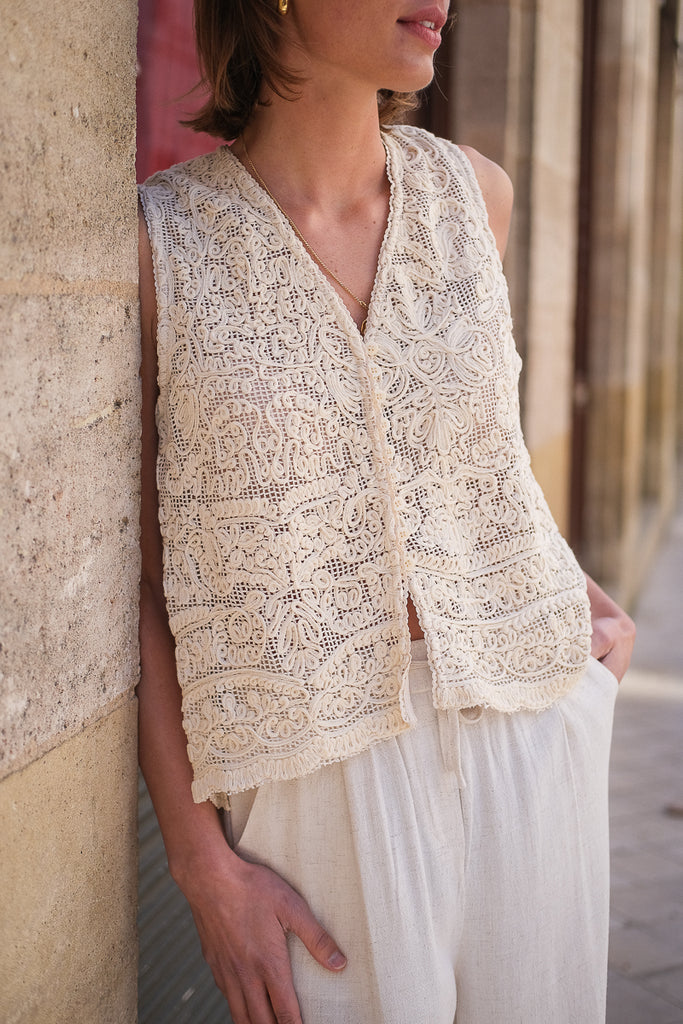 Gilet Jeanne, couleur beige, marque The Korner, sans manches