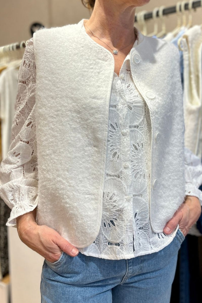 Gilet Kora, sans manches, couleur : blanc, patte de boutonnage sur le devant