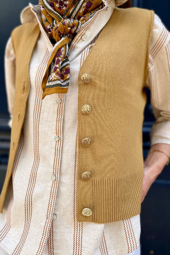 Gilet Vishilou, couleur camel, marque Vila, sans manches, encolure V, patte de boutonnage sur le devant