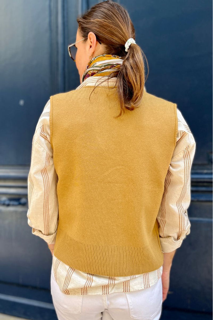 Gilet Vishilou, couleur camel, marque Vila, sans manches, encolure V, patte de boutonnage sur le devant