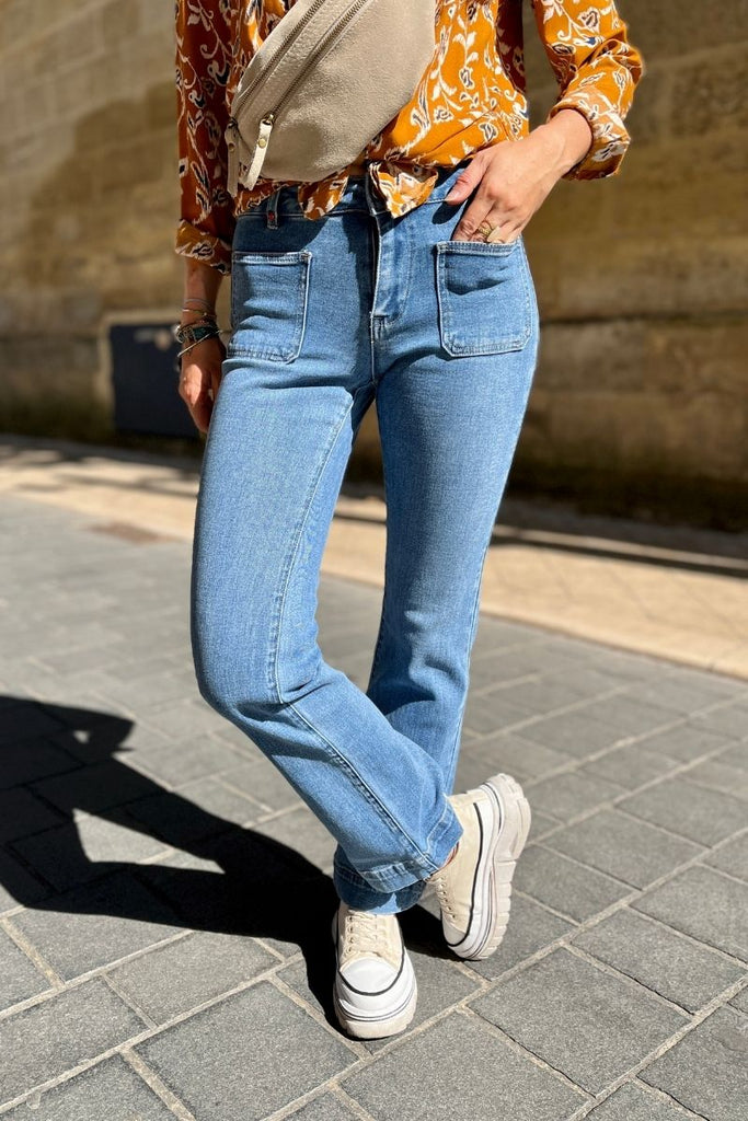 Jean Bella, coupe bootcut, couleur bleu, marque FAM, 2 poches plaquées sur le devant