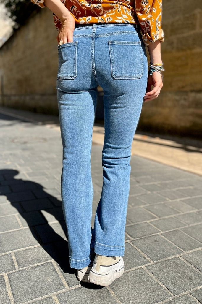 Jean Bella, coupe bootcut, couleur bleu, marque FAM, 2 poches plaquées sur le devant