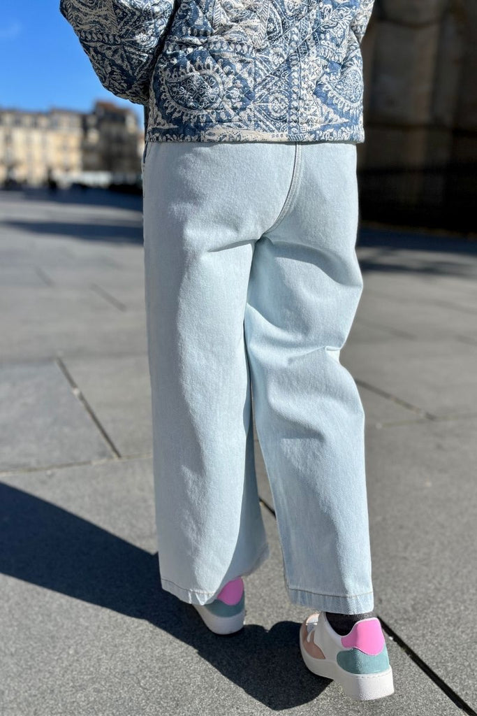 Jean Prunella, couleur bleu clair, marque Frnch, 2 poches sur les côtés, 2 fausses poches à l'arrière