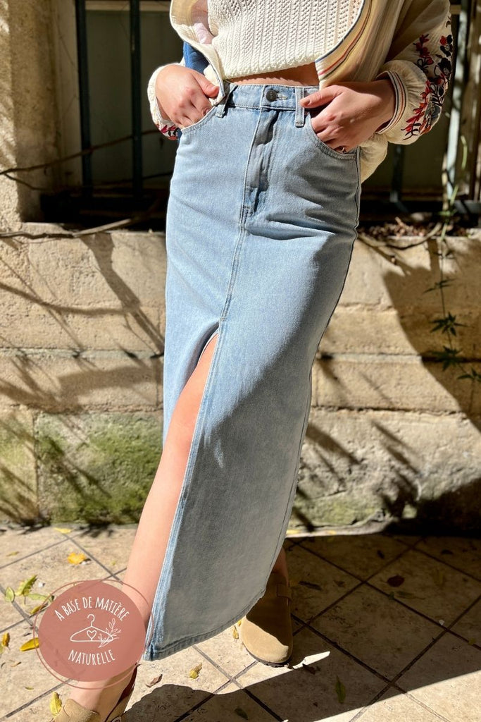 Jupe Amber, couleur bleu, marque F.A.M, matière jean, jupe longue, fente sur le devant