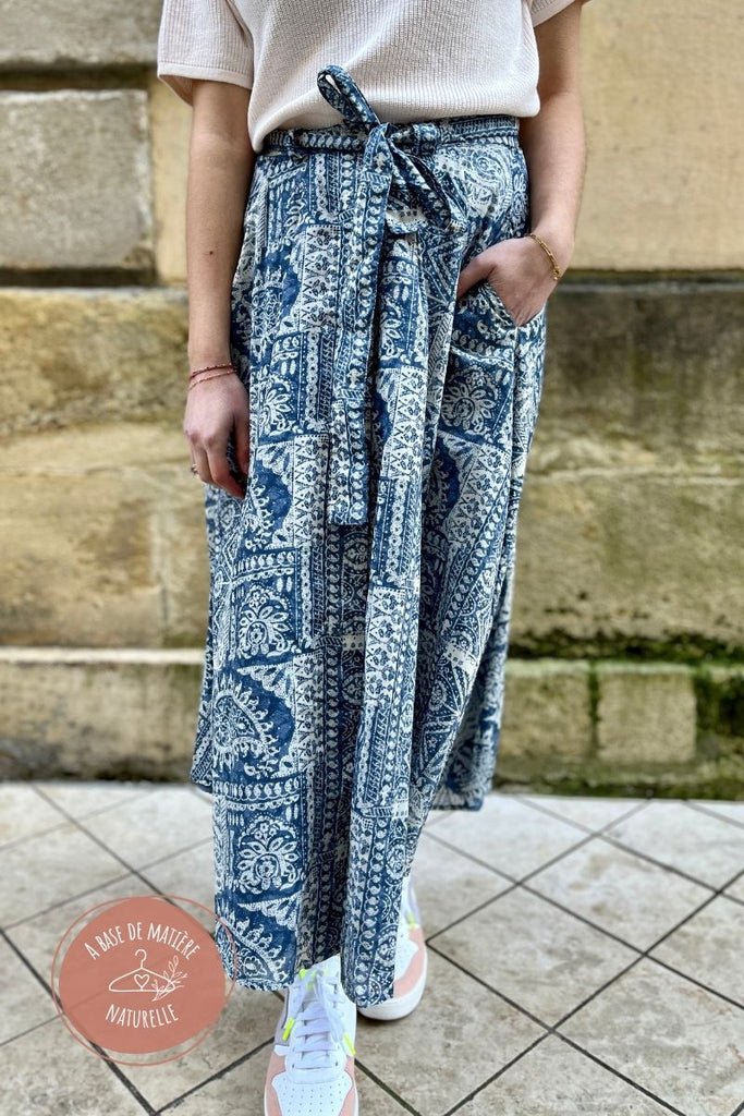 Jupe Maxime, couleur bleu, marque Orfeo, jupe longue, motifs cachemire, patte de boutonnage sur le devant