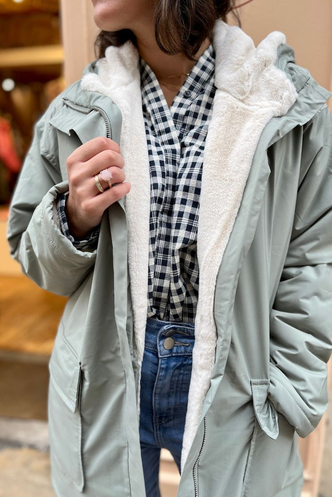 Manteau Gaby, couleur celadon, marque Laure + Max, manches longues, capuche non amovible, doublure moumoute
