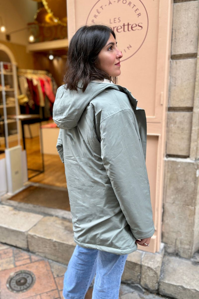 Manteau Gaby, couleur celadon, marque Laure + Max, manches longues, capuche non amovible, doublure moumoute
