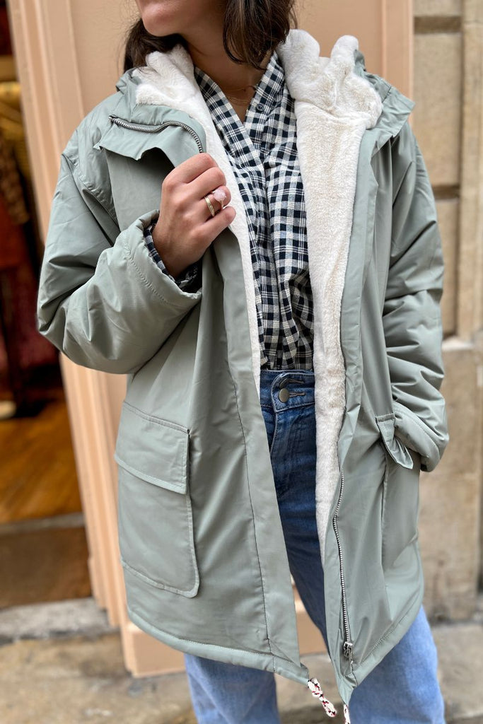 Manteau Gaby, couleur celadon, marque Laure + Max, manches longues, capuche non amovible, doublure moumoute