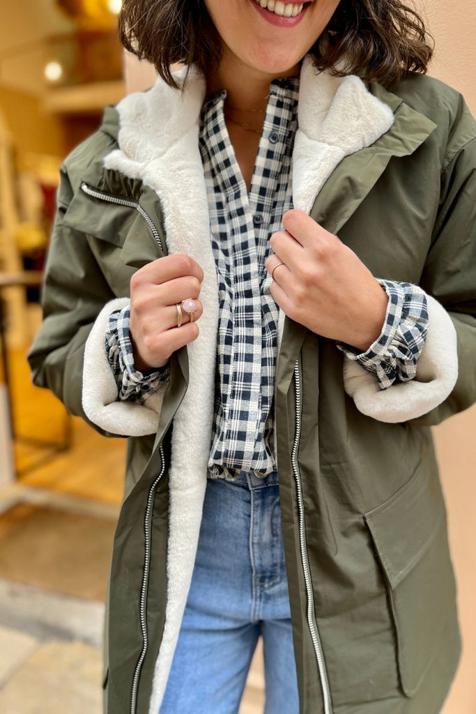 Manteau Gaby, couleur kaki, marque Laure + Max, capuche non amovible, manches longues, doublure moumoute