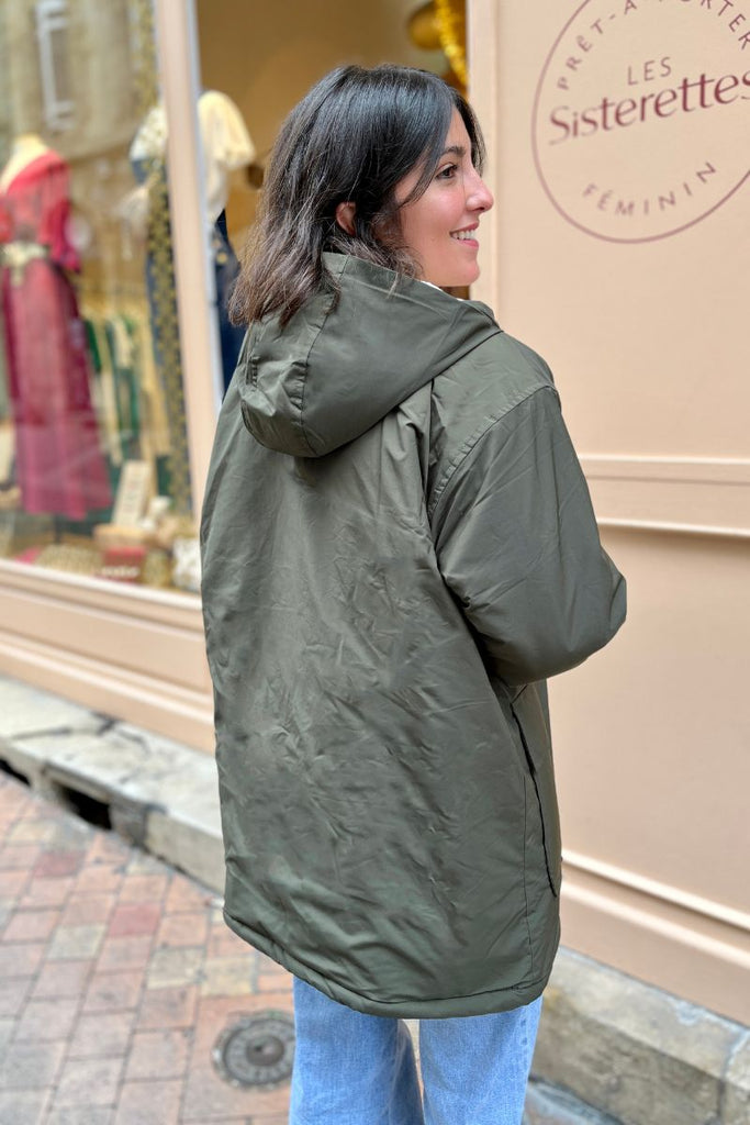 Manteau Gaby, couleur kaki, marque Laure + Max, capuche non amovible, manches longues, doublure moumoute