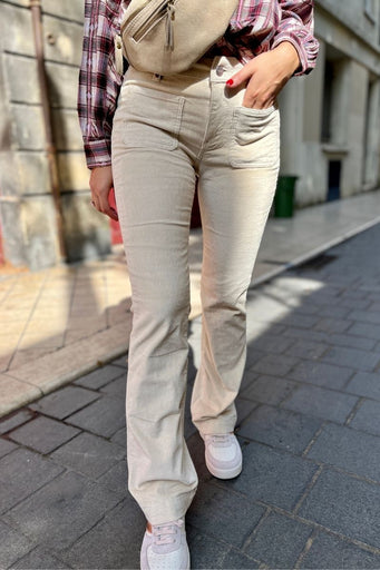 Pantalon Bella, couleur beige, marque FAM, matière velours côtelé, 2 poches plaquées sur le devant, forme bootcut, taille haute