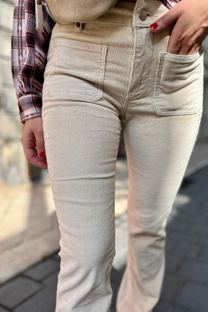 Pantalon Bella, couleur beige, marque FAM, matière velours côtelé, 2 poches plaquées sur le devant, forme bootcut, taille haute