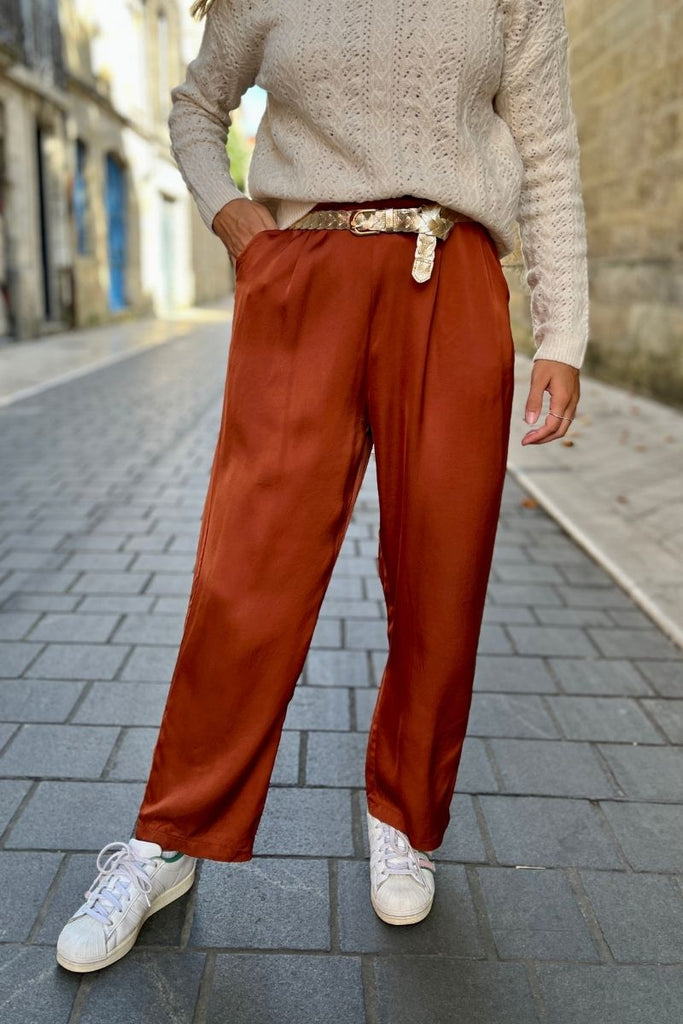 pantalon Gaby, couleur brique, matière fluide, taille élastique à l'arrière