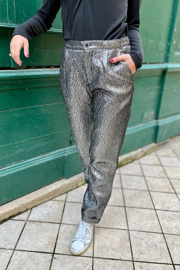 Pantalon Klimt, couleur argent, marque Garance, taille élastique à l'arrière, coupe cigarette