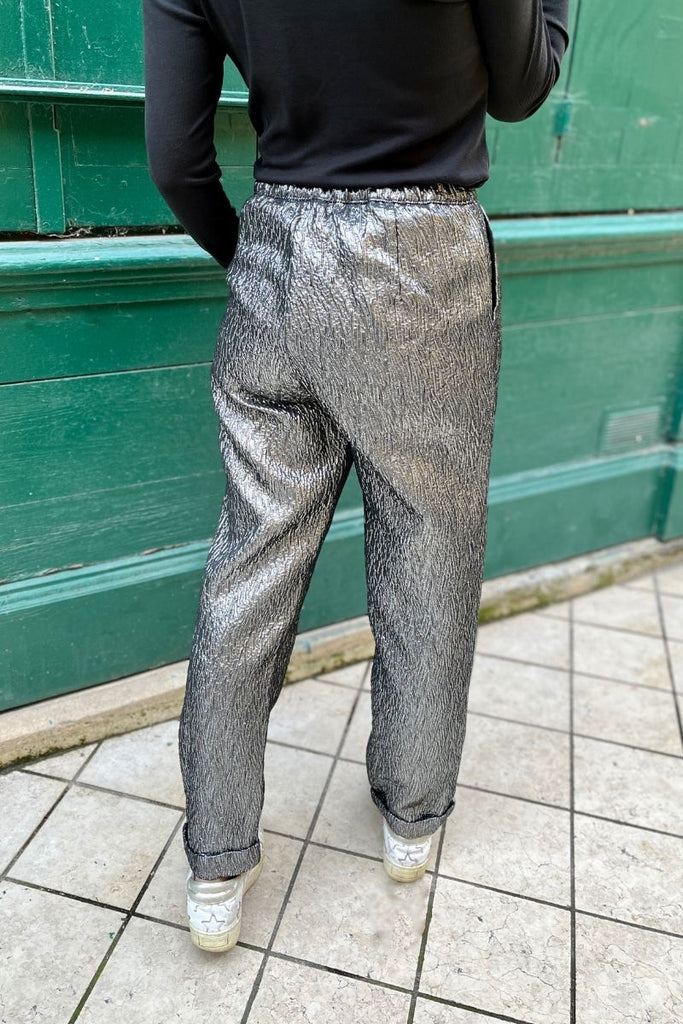 Pantalon Klimt, couleur argent, marque Garance, taille élastique à l'arrière, coupe cigarette