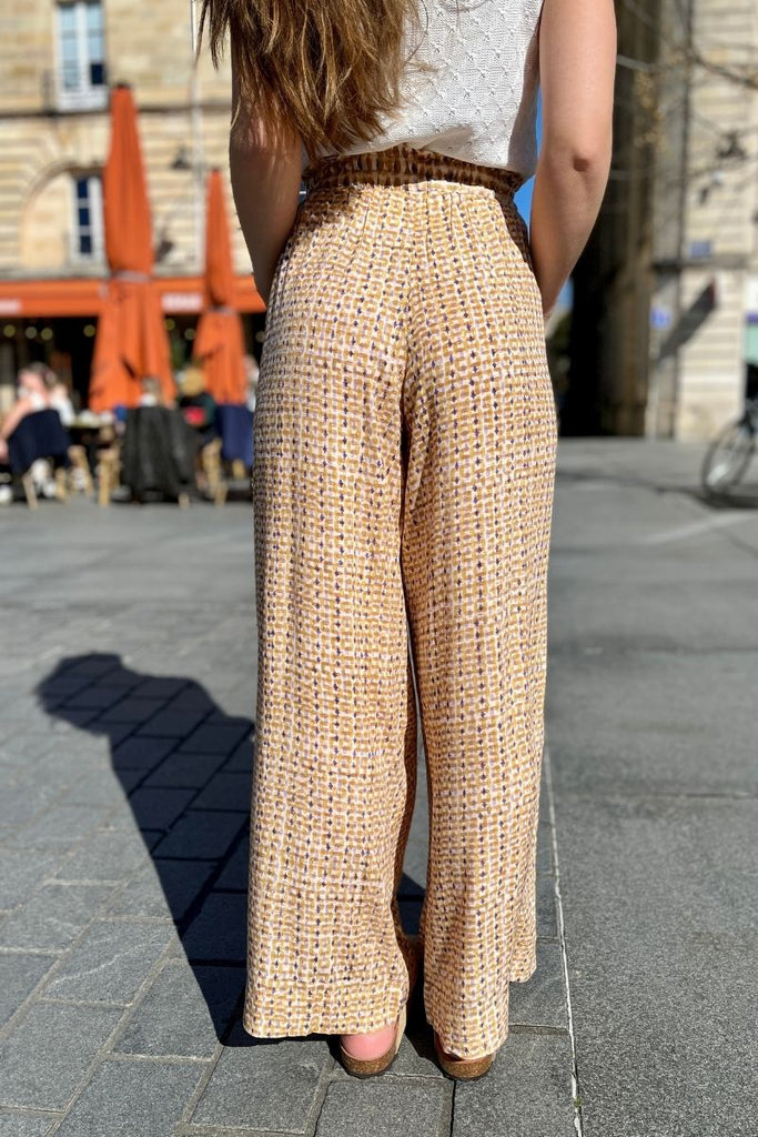 Pantalon Masha, couleur ocre, marque Grace & Mila, taille haute et élastique, coupe fluide et décontractée, imprimé exclusif de la marque Grace & Mila