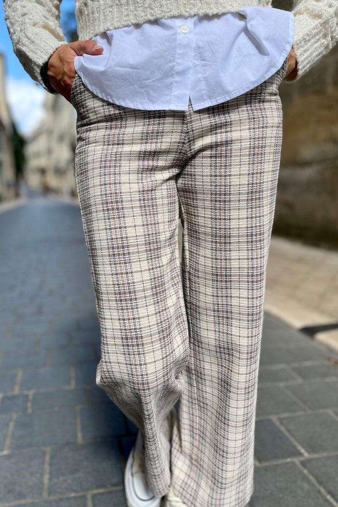Pantalon Romane, couleur beige, marque The Korner, motifs carreaux, coupe droite, fermeture zip + bouton, taille haute