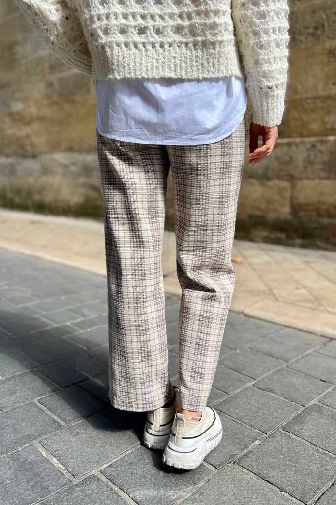 Pantalon Romane, couleur beige, marque The Korner, motifs carreaux, coupe droite, fermeture zip + bouton, taille haute
