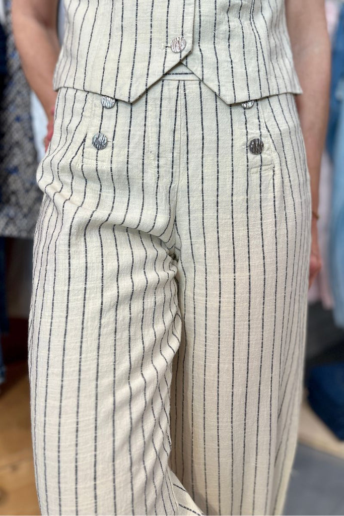 Pantalon viliaya, couleur beige, marque Vila, coupe large, taille cintrée