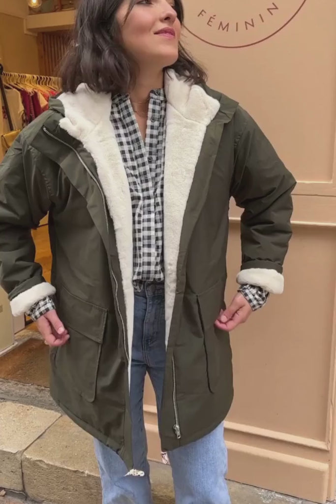 Manteau Gaby, couleur kaki, marque Laure + Max, capuche non amovible, manches longues, doublure moumoute