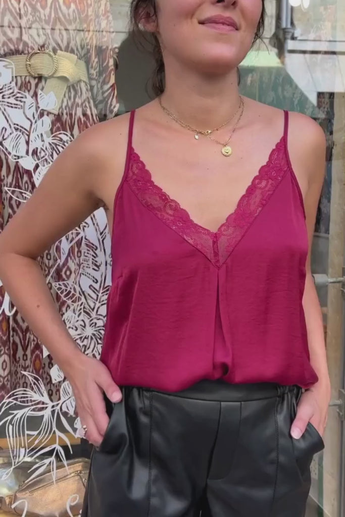Top Vicava, couleur bordeaux, marque Vila, bretelles fines réglables, encolure V avec détail dentelle, matière fluide effet soie