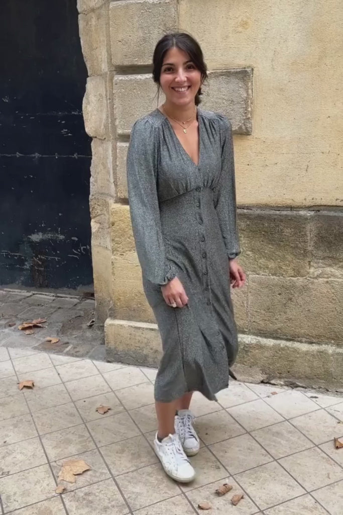 Robe Wendy, couleur grise, marque Frnch, encolure V, manches longues, matière pailletée, patte de boutonnage sur le devant, taille élastique dans le dos