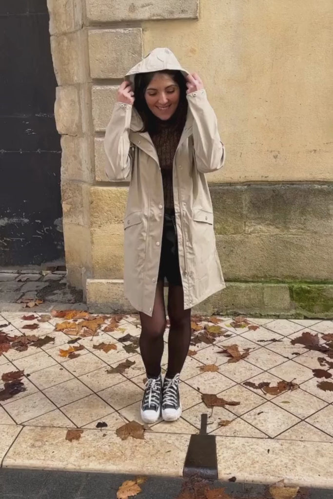 Parka Ihtazi, couleur beige, marque Ichi, manches longues, capuche non amovible, fermeture éclaire le long de la parka