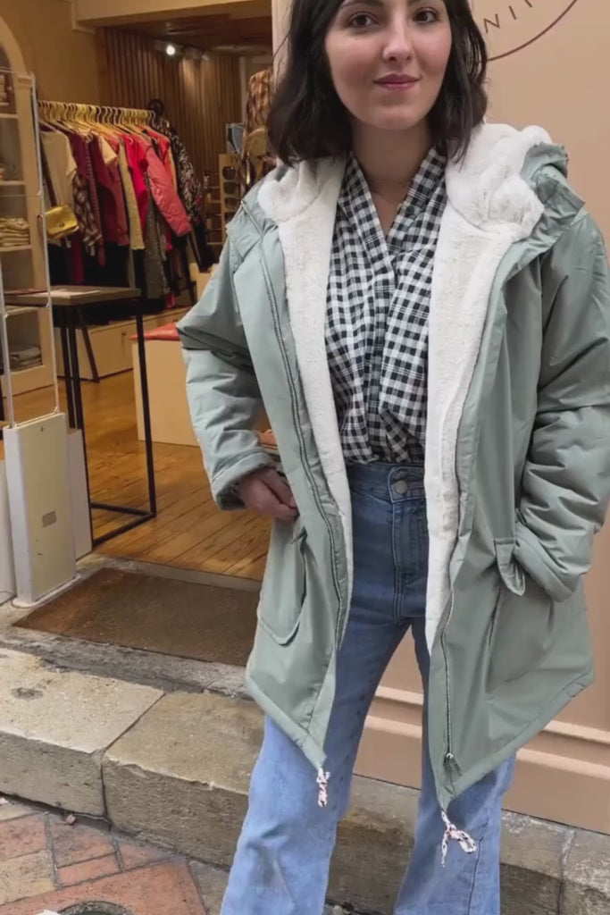 Manteau Gaby, couleur celadon, marque Laure + Max, manches longues, capuche non amovible, doublure moumoute