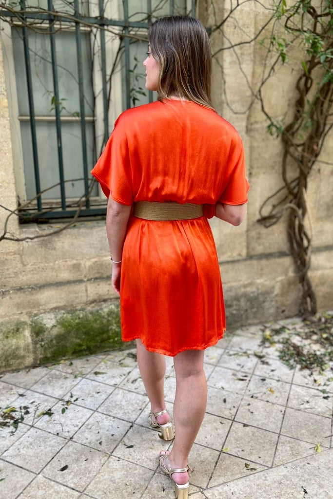 Robe Ashley, couleur orange, marque Frnch, robe courte, manches courtes, taille élastique, encolure V plongeante